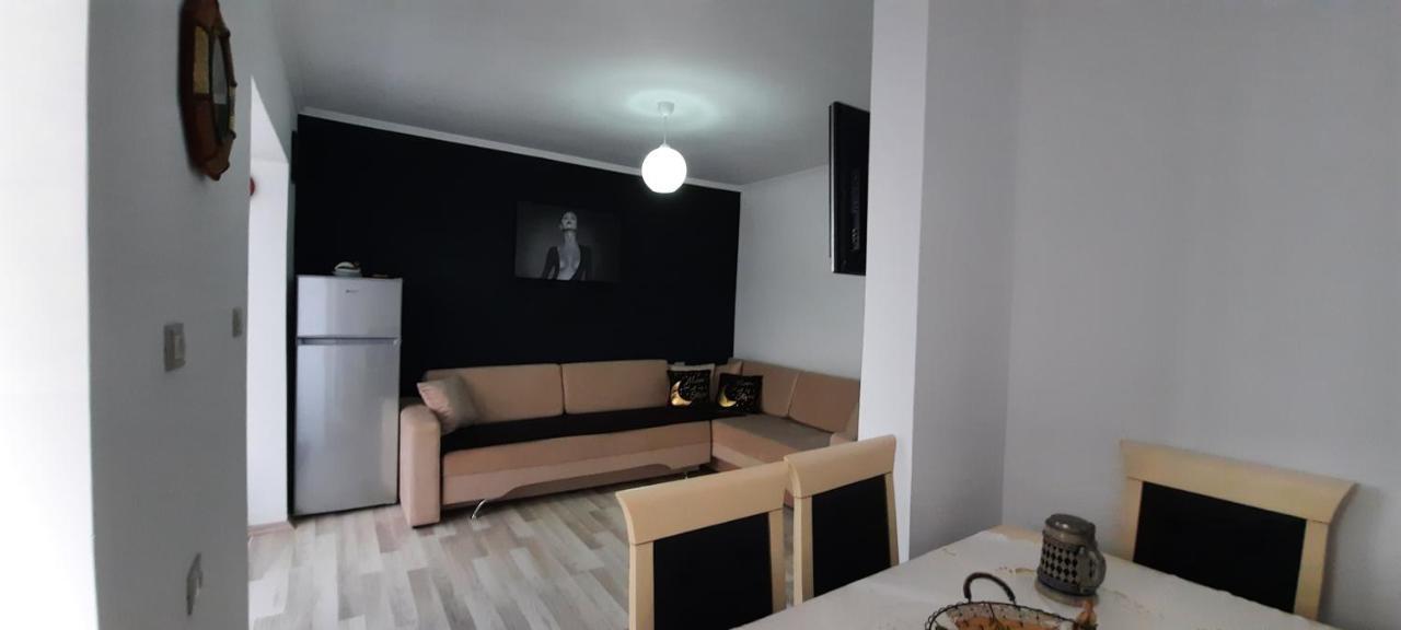 شقة Apartament Clara Përmet المظهر الخارجي الصورة